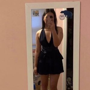 LUCY IN THE SKY Alexis Ruffle Tie Dress in Navy
-size: small
-price: negotiable